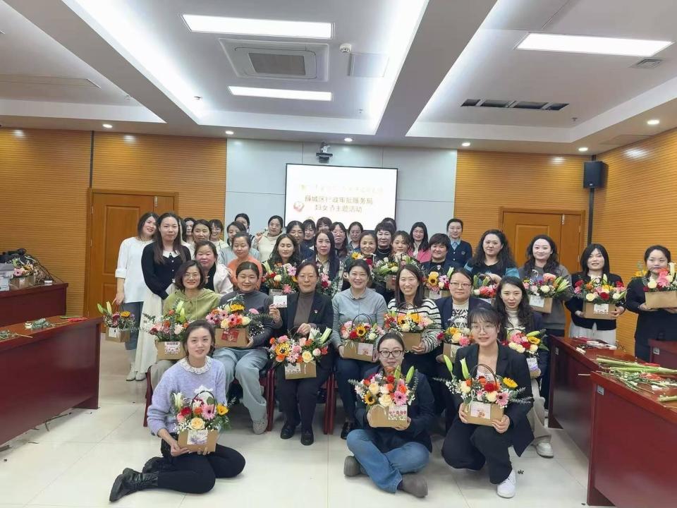花香滿溢展風采，巾幗筑夢綻芳華——薛城區行政審批服務局舉辦三八婦女節主題插花活動